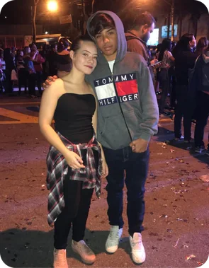 Leonardo e Vitória adolescentes numa festa à noite