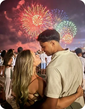 Leonardo e Vitória diante de fogos de artifício