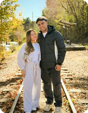 Leonardo e Vitória numa linha de trem
