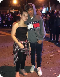 Leonardo e Vitória adolescentes numa festa à noite