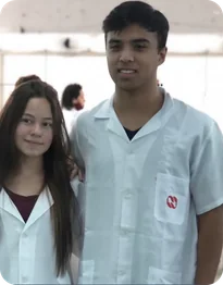 Leonardo e Vitória de jaleco